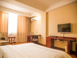 Un pat sau paturi într-o cameră la GreenTree Inn Jiayuguan Xinhua South Road Express Hotel