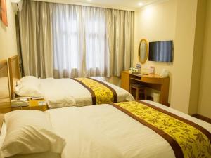 Postel nebo postele na pokoji v ubytování GreenTree HeBei TangShan Nanhu Lake Express Hotel