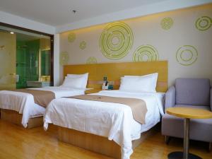 Letto o letti in una camera di GreenTree Inn Xingtai Renze District People Street Business Hotel