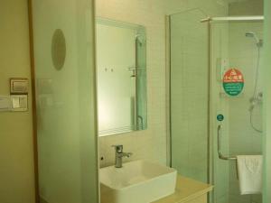 Kúpeľňa v ubytovaní GreenTree Inn Jiangsu Nantong Haimen Bus Statian Shell Hotel