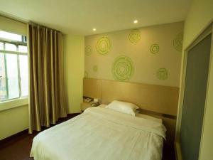 Posteľ alebo postele v izbe v ubytovaní GreenTree Inn Jiangsu Nantong Haimen Bus Statian Shell Hotel