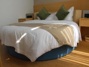 Ліжко або ліжка в номері GreenTree Inn Langfang Dachang Movie City Select Hotel
