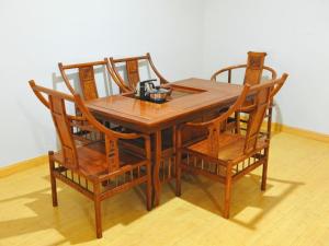 a wooden table with four chairs and a table at GreenTree Alliance Liaocheng Dongchangfu District Chenkou Road Liaocheng University Hotel in Liaocheng