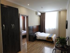 Postel nebo postele na pokoji v ubytování Shell Taiyuan City Shanxida Hospital Xiaoma Garden Hotel