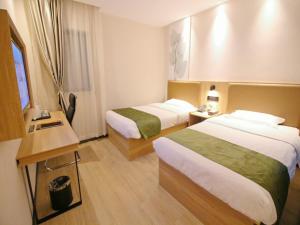 GreenTree Inn JiangSu SuZhou Industrial Park QingJian Lake Express Hotel في سوتشو: غرفة فندقية بسريرين ومكتب