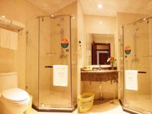 ห้องน้ำของ GreenTree Inn Inner Mongolia Chifeng Linxi Ronglin Homeland Express Hotel