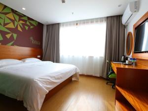 เตียงในห้องที่ Vatica Shanghai Jinshan District Jinshan International Trade City Weihong Road Hotel