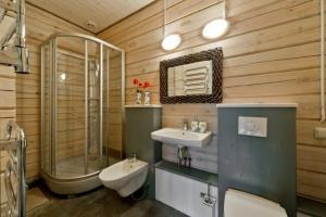 een badkamer met een wastafel, een toilet en een douche bij Saulės Slėnis in Plateliai