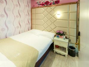 Postel nebo postele na pokoji v ubytování GreenTree Alliance Shanghai Minhang District Hongqiao Hub Huanghua Road Hotel