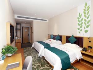 En eller flere senge i et værelse på GreenTree Inn Zhengzhou Airport