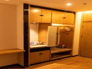 an empty kitchen with a refrigerator in a room at GreenTree Eastern Linyi Airport in Linyi