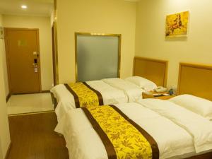 Postel nebo postele na pokoji v ubytování GreenTree HeBei TangShan Nanhu Lake Express Hotel