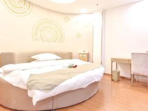 Ліжко або ліжка в номері GreenTree Inn Henan Kaifeng Jinming District Jinming Square Little Song City Business Hotel