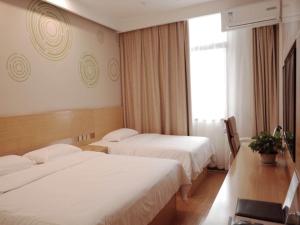 Postel nebo postele na pokoji v ubytování GreenTree Inn Linyi Shuixian Bus Station Business Hotel
