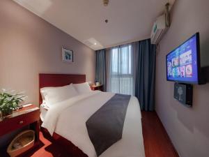 Tempat tidur dalam kamar di GreenTree Inn JiangSu NanJing MaQun Street NingZhi Road Shell Hotel