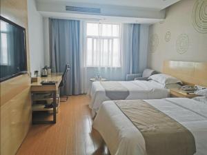 Ένα ή περισσότερα κρεβάτια σε δωμάτιο στο GreenTree Inn LuAn Yeji District Yeji Railway Station Express Hotel