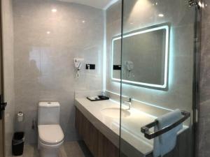 een badkamer met toilet, wastafel en douche bij GreenTree Eastern Huai'an Railway Station Mandu Plaza Hotel in Huai'an +10 foto's