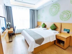 Postel nebo postele na pokoji v ubytování GreenTree Inn Fuyang Linquan County Economic Development Zone Xingye Road Hotel