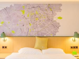 Ένα ή περισσότερα κρεβάτια σε δωμάτιο στο Vatica Kashgar Ancient city of Muir Hotel