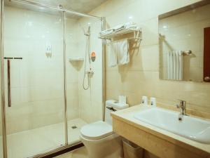 Koupelna v ubytování GreenTree Inn HeBei ZhangJiaKou ZhangBei Caoyuantian Rd ZhangKu Avenue Express Hotel
