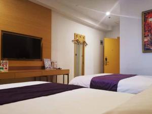 En eller flere senge i et værelse på GreenTree Inn DaLian JinZhou District Light Industry College Express Hotel