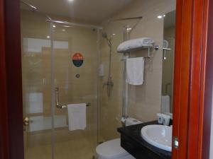 uma casa de banho com um chuveiro, um WC e um lavatório. em GreenTree Inn JiangSu YanCheng XiangShui ChenJiaGang RenMin E) Road HuangHai Road Business Hotel em Xiangshui