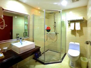 A bathroom at GreenTree Inn JiangXi JiuJiang Railway Station Front HongXiang Business Hotel