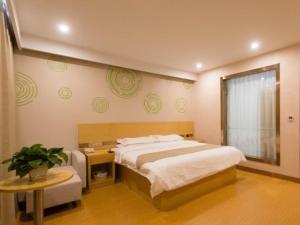 een slaapkamer met een bed, een bureau en een raam bij GreenTree Inn Xingtai City Neiqiu County 107 National Road Business Hotel in Xingtai +13 foto's