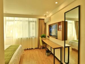 Televízia a/alebo spoločenská miestnosť v ubytovaní GreenTree Inn Anlong County Zhaodi Hotel