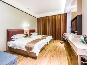 1 dormitorio con 1 cama grande, escritorio y escritorio en Gya Hangzhou Linan Qingshan Lake Science City Hotel, en Hangzhou