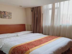 Postel nebo postele na pokoji v ubytování GreenTree Inn Beijing Shunyi Xinguozhan Express Hotel