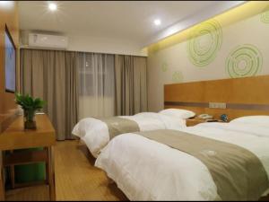 Habitación de hotel con 3 camas y ventana en GreenTree Inn Shangrao Guangfeng District Huaxi Auto Trade City Business Hotel en Shangrao