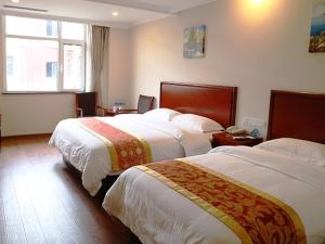 Postel nebo postele na pokoji v ubytování Greentree Tangshan Nanhu Jindi Business Hotel