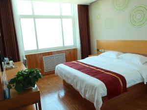 Krevet ili kreveti u jedinici u objektu GreenTree Inn Beijing Huairou District Beifang Town Xingfu Avenue Business Hotel