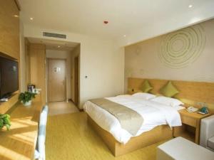 Tempat tidur dalam kamar di GreenTree Inn Shenyang Shenhe District Shenyang Station(N)Expreess Hotel