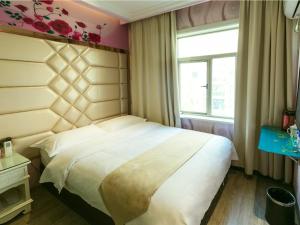 Postel nebo postele na pokoji v ubytování GreenTree Alliance Shanghai Minhang District Hongqiao Hub Huanghua Road Hotel