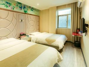Postel nebo postele na pokoji v ubytování GreenTree Alliance Shanghai Minhang District Hongqiao Hub Huanghua Road Hotel
