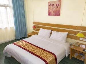 Krevet ili kreveti u jedinici u objektu Shell Xinyu City Railway Station Plaza Hotel