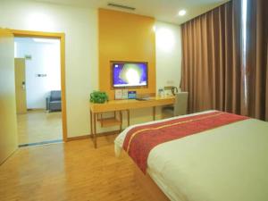 Giường trong phòng chung tại GreenTree Inn Beijing Huairou District Beifang Town Xingfu Avenue Business Hotel