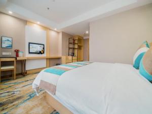 A bed or beds in a room at VX Nanning Wuyi Road Hotel