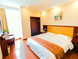 Katil atau katil-katil dalam bilik di GreenTree Inn ShangHai JiaDing the South of F1 Circuit FangTai Hardware Market Express Hotel