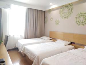 Postel nebo postele na pokoji v ubytování GreenTree Inn Linyi Shuixian Bus Station Business Hotel