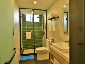 Kúpeľňa v ubytovaní GreenTree Inn Anlong County Zhaodi Hotel