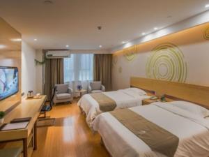 Postel nebo postele na pokoji v ubytování GreenTree Inn Linyi Shuixian Bus Station Business Hotel