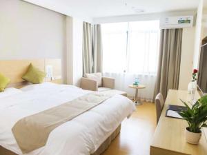 Postel nebo postele na pokoji v ubytování GreenTree Inn Jiangsu Yancheng Dafeng port Sea world Hotel