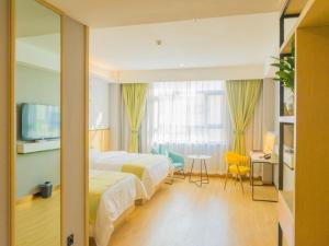 Ένα ή περισσότερα κρεβάτια σε δωμάτιο στο Vatica Kashgar Ancient city of Muir Hotel