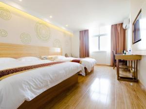 Tempat tidur dalam kamar di GreenTree Inn Jiangsu Suzhou North Zhongshan Road Weiye Yingchun Plaza Business Hotel