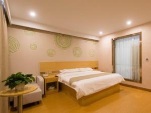 een slaapkamer met een bed, een bureau en een raam bij GreenTree Inn Xingtai City Neiqiu County 107 National Road Business Hotel in Xingtai
