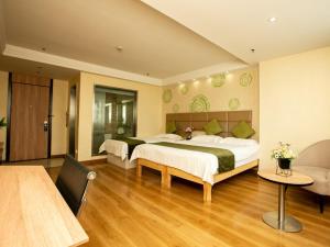 - une grande chambre avec 2 lits et une table dans l'établissement GreenTree Inn JiangSu XuZhou Feng County LiuBang Plaza Express Hotel, à Feng