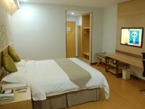 TV a/nebo společenská místnost v ubytování GreenTree Inn Linyi Shuixian Bus Station Business Hotel